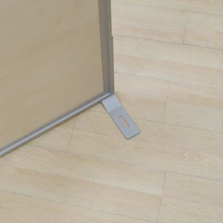 Detalle de base metálica en biombo separador de madera y cristal