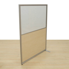 Biombo separador de oficina en madera color arce con parte superior de cristal – Factoryoficina