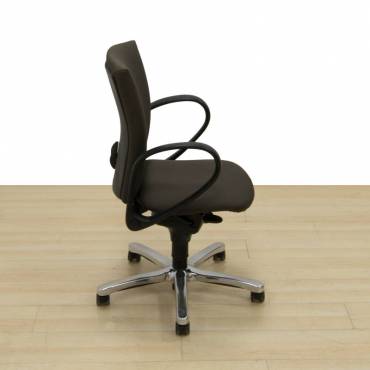 Vista lateral de silla operativa CONFORTO HAWORTH gris con brazos abatibles