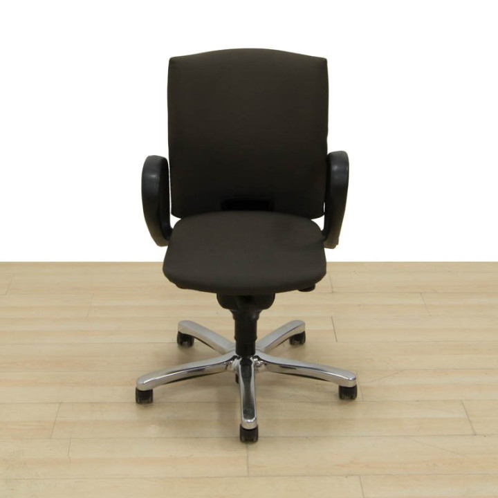 Silla de oficina CONFORTO gris con respaldo regulable y base cromada, vista frontal