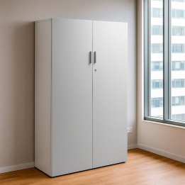 Armario medio BASIC FORMA 5 con puertas completas en color blanco, vista en oficina – Factoryoficina