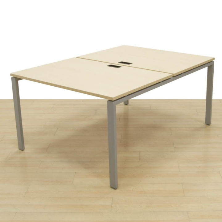 Mesa operativa doble reciclada en color arce con estructura metálica gris