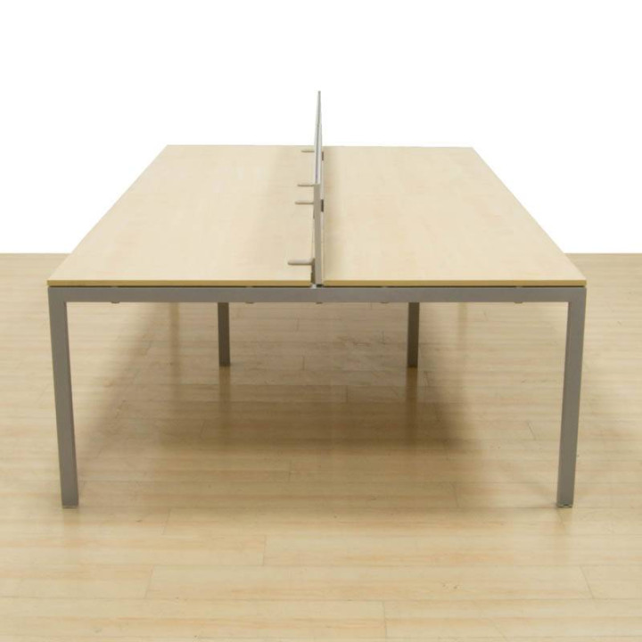 Mesa multipuesto de oficina Muebles Chacón con estructura en pórtico gris y separador azul, tablero arce