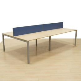 Mesa multipuesto Muebles Chacón en color arce con separador azul y estructura metálica gris, vista en perspectiva