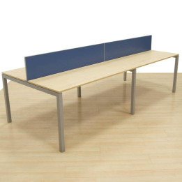 Espacio de oficina con mesa multipuesto C40 de 4 plazas Muebles Chacón, tablero arce, separador azul y patas metálicas gris