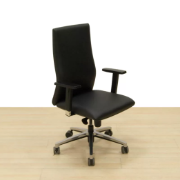 Vista en perspectiva de silla operativa TOUCH de FORMA 5, tapizado negro, base metálica cromada con ruedas.