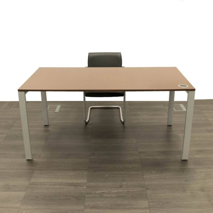 Comprar Mesa Operativa DRAVO color WENGUE. Patas con Forma Portica