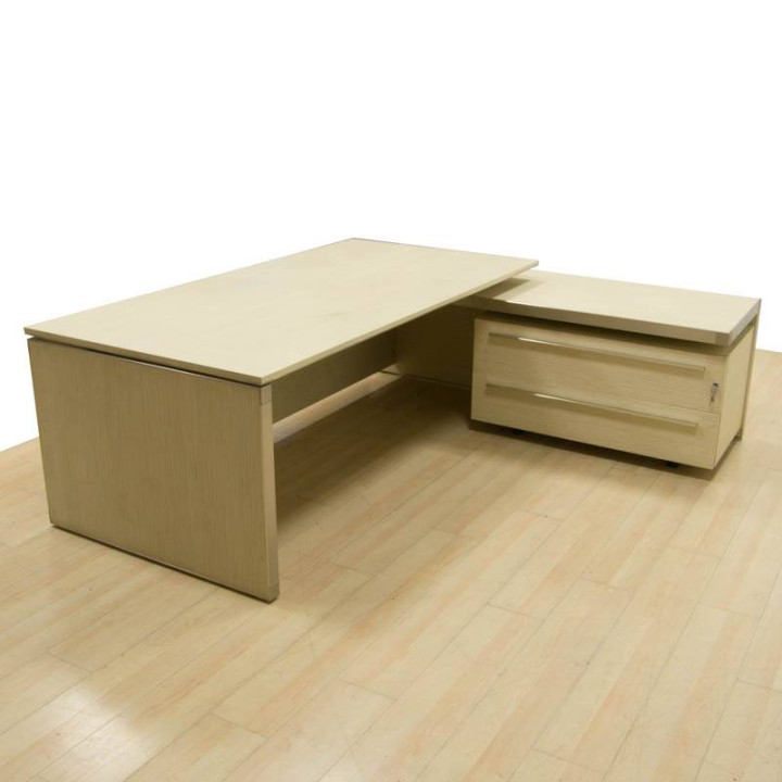 Mesa de Direção ÁCER de LAS MOBILIARI. Forma de L com Móvel Auxiliar