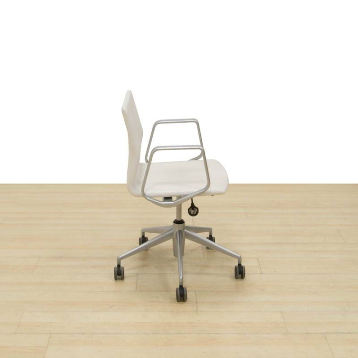 Buy BOOMERANG Task Chair by DE LA OLIVA