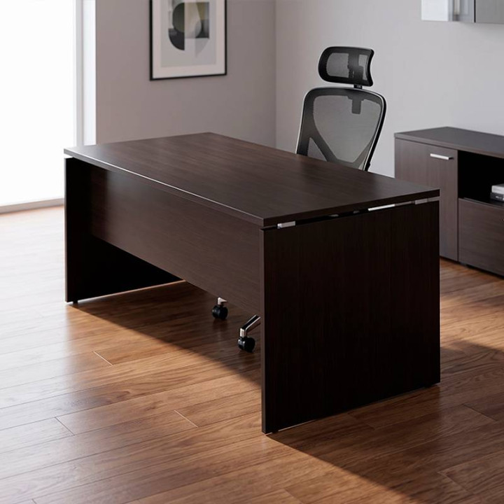 Mesa operativa H2 de HERPESA con acabado madera en oficina moderna