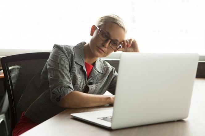 Evite a procrastinação no local de trabalho com o mobiliário de escritório adequado.